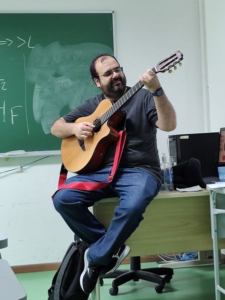 Arquivo:GuitarLucas.jpeg
